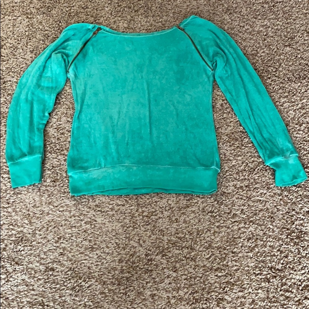 Lightweight Long sleeve can be worn off shoulders